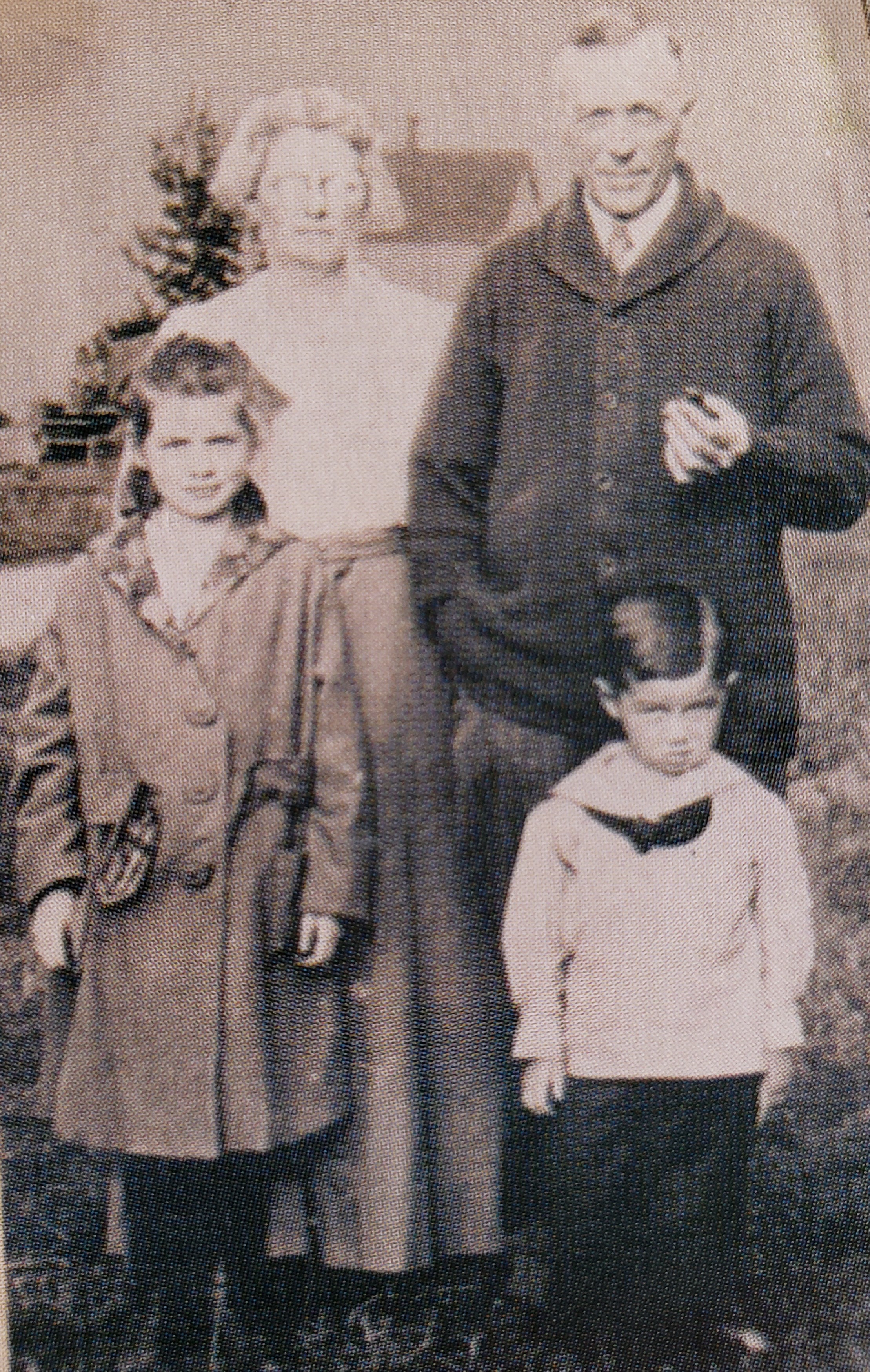 Lucy,FloraBelle,Grandpa,Fred.jpg